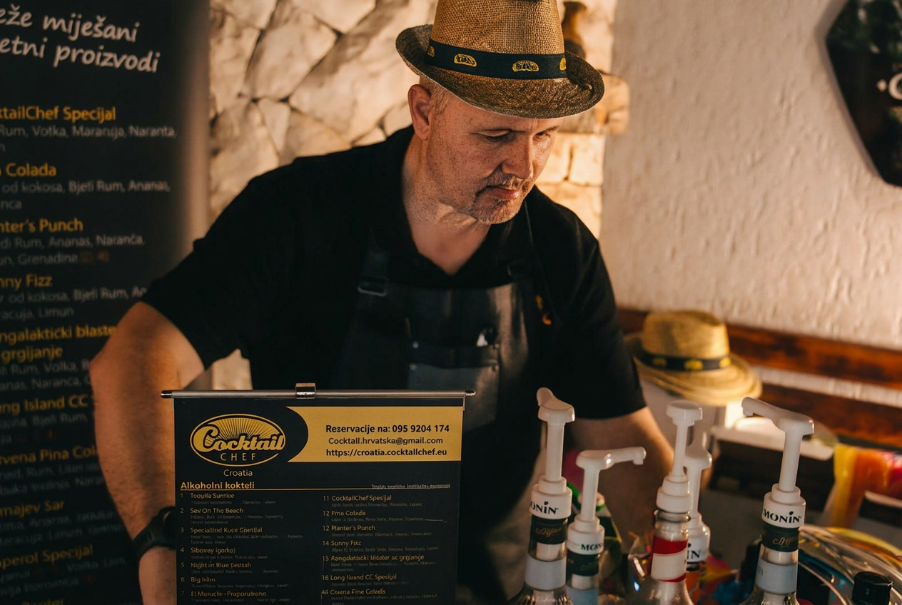 Barkeeper des CocktailChef-Teams zapft Cocktails an der Bar