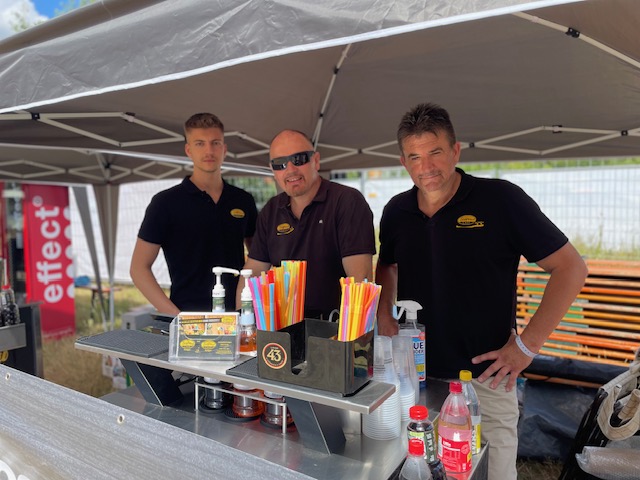 Das CocktailChef-Team hinter der Bar im Freien